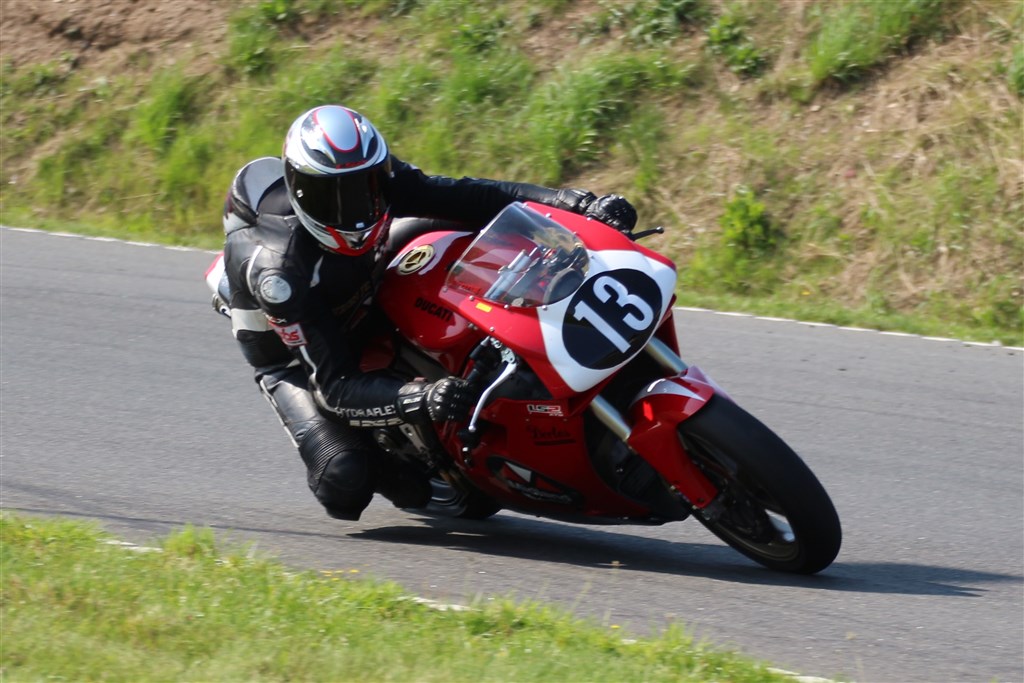 René Prang #13 på Ducati langt foran feltet i lørdagens løb
(Foto: Erling Prang)